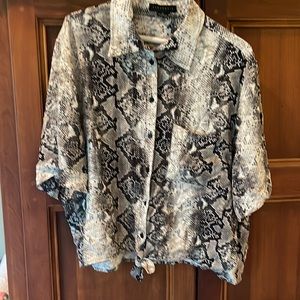 Nice short sleeve top snakeskin design

Sold